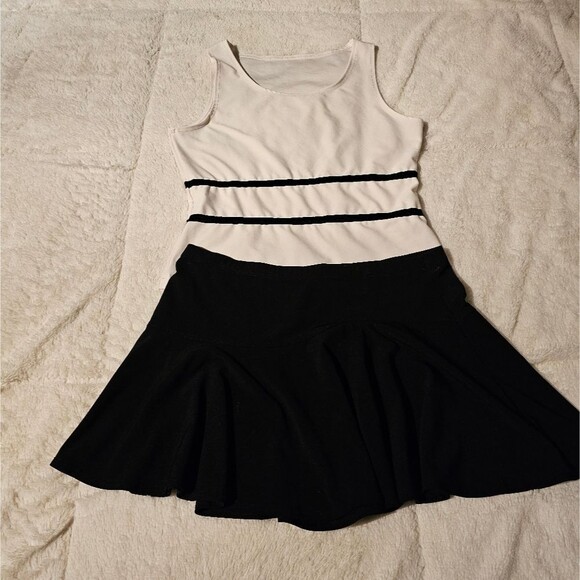 White and Black Sleeveless Tank Top Size Medium. Excellent Condition! - Picture 3 of 4